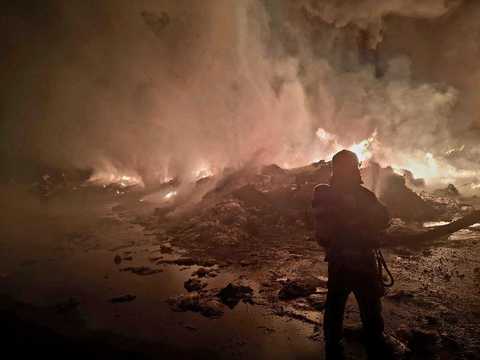 Giurgiu - Incendiu în curtea unui depozit de reciclare a deşeurilor de mase plastice şi polietilenă. A fost transmis mesaj RO-ALERT şi a fost sesizată Garda de Mediu - FOTO