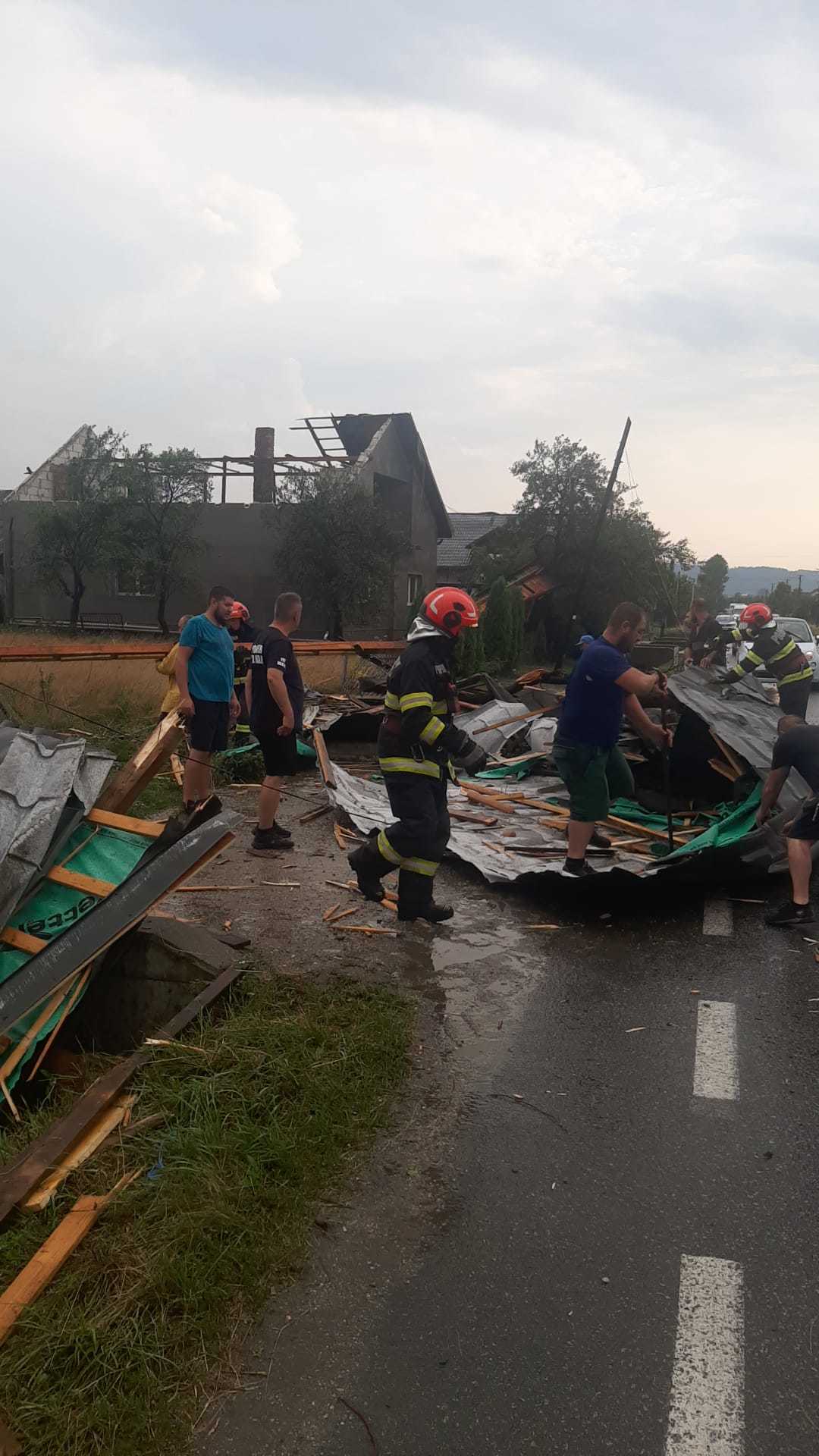 Maramureş: Intervenţie a pompierilor pentru îndepărtarea unui acoperiş smuls de vânt de pe o casă şi aruncat pe un drum judeţean - FOTO