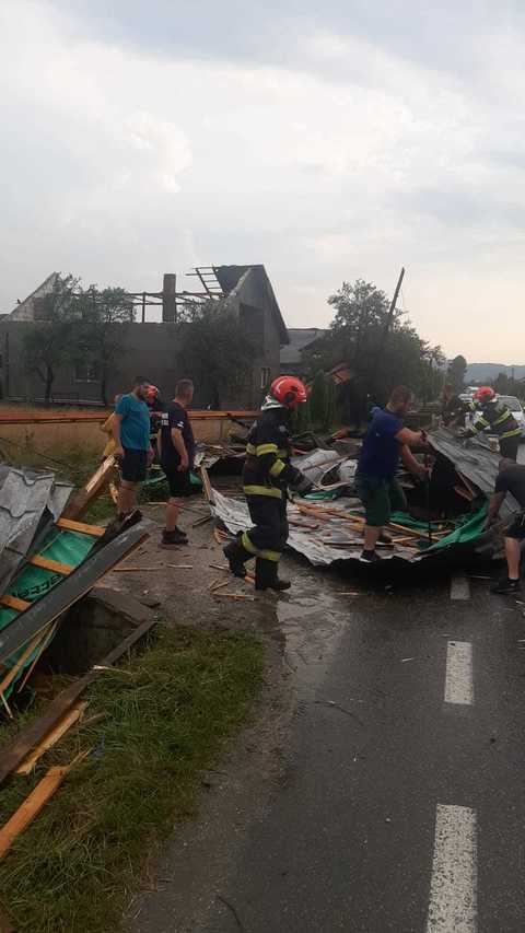 Maramureş: Intervenţie a pompierilor pentru îndepărtarea unui acoperiş smuls de vânt de pe o casă şi aruncat pe un drum judeţean - FOTO