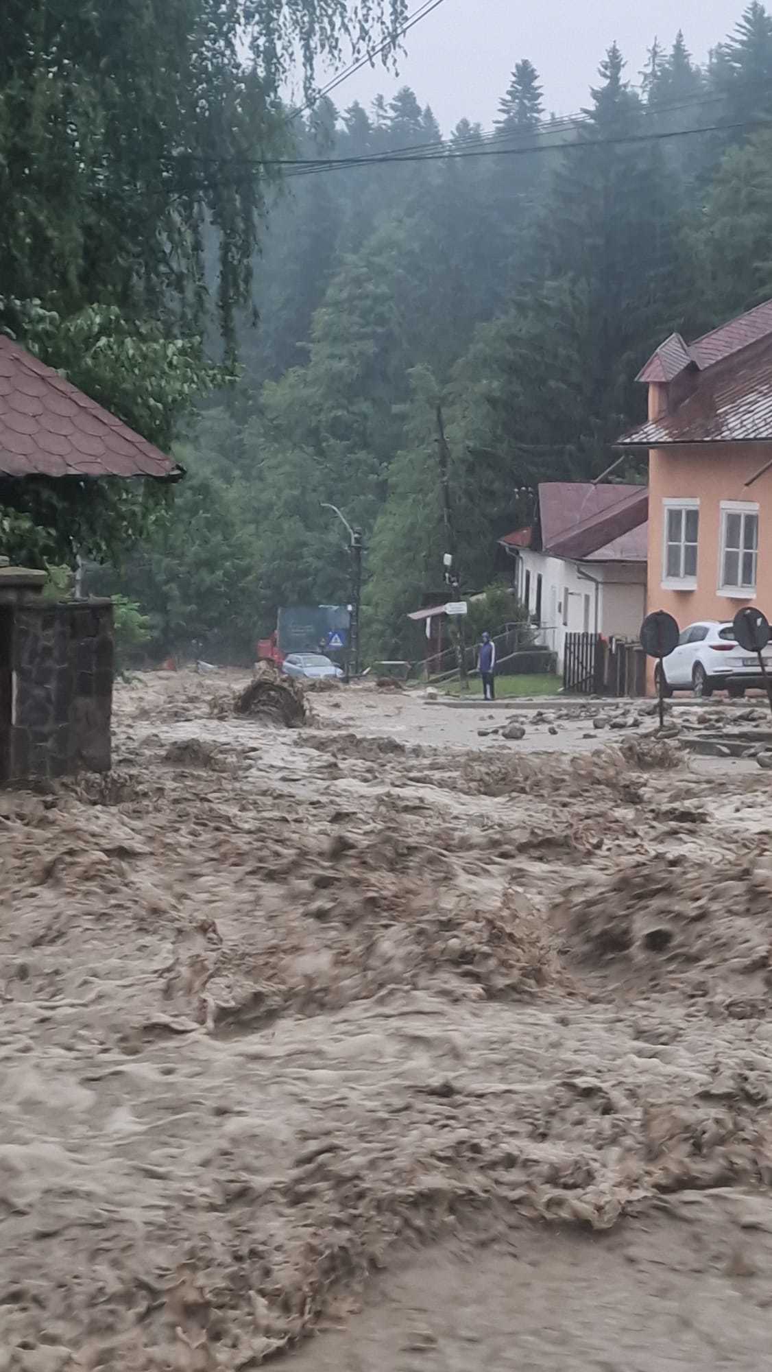 UPDATE - Rupere de nori pe Valea Prahovei. Circulaţia în staţiunea Buşteni, îngreunată de viiturile adunate pe DN1 şi pe mai multe străzi / Anunţul Poliţiei / O femeie, luată de viitură - FOTO, VIDEO