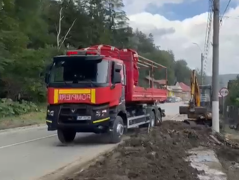 DN1 este blocat în judeţul Prahova din cauza acumulărilor de apă de pe şosea, în urma ploilor torenţiale
