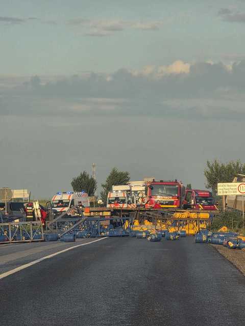 UPDATE - Grav accident în judeţul Neamţ – Un autotren încărcat cu butelii şi un autoturism s-au ciocnit / Şase victime, între care trei copii / Două femei, încarcerate - FOTO
