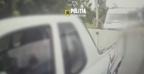 Bărbat căruia i s-a făcut rău în maşină, într-o zonă industrială greu accesibilă din Sectorul 3, salvat după coordonarea mai multor instituţii / Soţia bărbatului a sunat la 112/ Victima, găsită conştientă, dar fără posibilitatea de a comunica - VIDEO