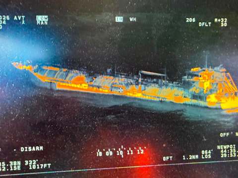 Nava din Marea Neagră afectată de incendiu, survolată din nou – A fost constatată o scădere a temperaturii în zonă, dar încă nu se permite accesul la bord / Nu există indicii privind existenţa unui risc pentru populaţie sau a unui pericol de poluare