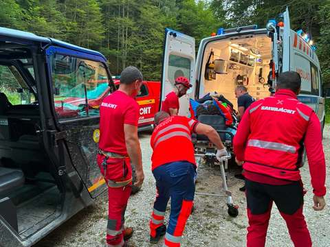 Intervenţie a salvamontiştilor din Zărneşti pentru salvarea unui turist spaniol rănit grav la cap în Piatra Craiului, după ce a alunecat pe o stâncă