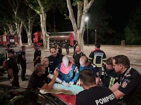 Pompierii români specializaţi în stingerea incendiilor de pădure intervin în Departamentul Var, din sud-estul Franţei/ Misiunea vizează limitarea propagării flăcărilor la un drum de acces - FOTO, VIDEO
