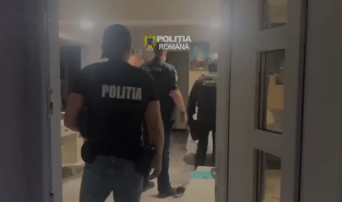 IGPR - 12 percheziţii la angajaţi ai unei societăţi comerciale şi complici ai acestora, suspectaţi de furt din aeronavele unei companii aeriene. Prejudiciul, estimat la 800.000 de euro