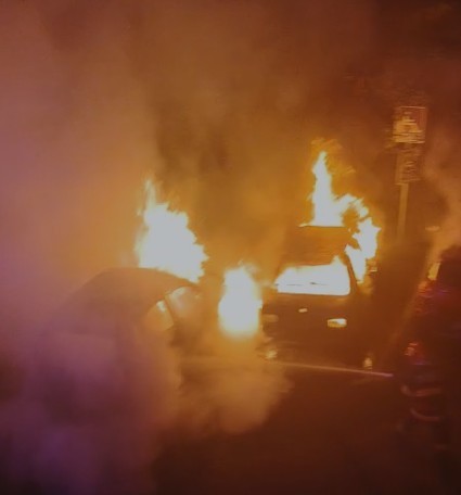Incendiu de mare amploare într-o parcare din Oradea/ Două autoturisme, distruse aproape complet, iar alte două au fost afectate parţial - VIDEO