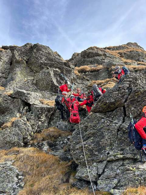 Două intervenţii ale Salvamont Sibiu - Un parapantist a rămas blocat într-un copac în Munţii Făgăraş / Copil de 10 ani, rănit în Munţii Cindrel