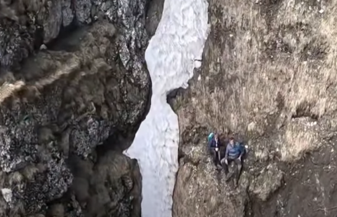 Un ghid montan, inculpat pentru ucidere din culpă în urma accidentului produs în Bucegi, luna trecută, în care un alpinist a murit şi trei au fost răniţi