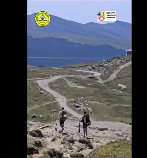Imagini cu turişti care au urcat pe munte având cu ei trotinete, surprinse pe platoul Bucegi - FOTO, VIDEO