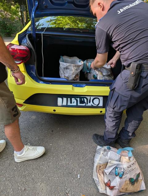 Taximetrist din Bucureşti, prins în timp ce vindea materiale pirotehnice suporterilor care vor asista la meciul FC Beitar Ierusalim - FK Austria Viena, care va avea loc la Ploieşti