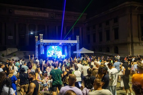 Val de nemulţumire printre ploieşteni faţă de organizarea Zilelor Oraşului - Oamenii reclamă că li se serveşte ”circ”, se întreabă dacă pentru spectacole s-au majorat impozitele şi cer repararea gropilor şi măsuri pentru alungarea şobolanilor dintre blocu
