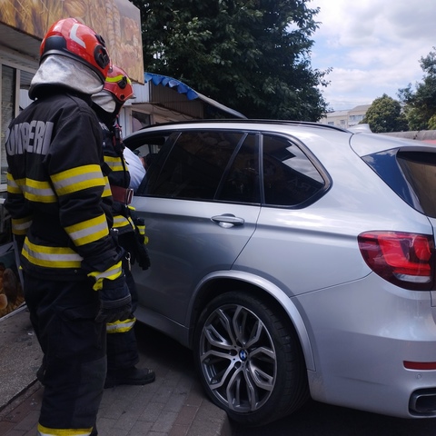 Neamţ: Şoferul unei maşini a pierdut controlul asupra direcţiei, autoturismul intrând într-un chioşc unde se vinde pâine. Vânzătoarea a ajuns la spital - FOTO