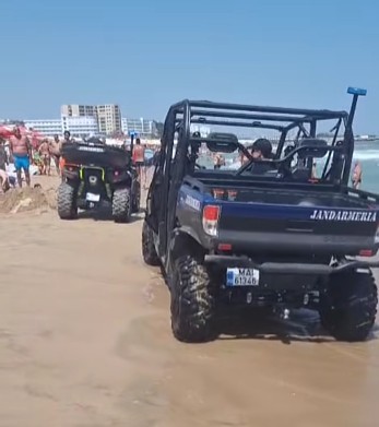 Jandarmii au intervenit pe plajele de la Eforie, după ce numeroşi turişti au ignorat steagul roşu arborat de salvamari şi au intrat în valurile de doi metri – VIDEO