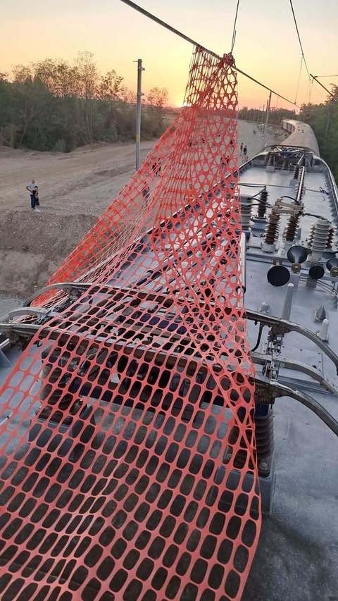 Incident în Timiş, pe calea ferată / O panglică utilizată în zona unor lucrări s-a agăţat de firul de contact - FOTO