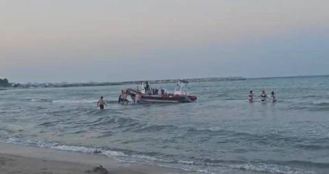 Bărbat în pericol de înec, salvat de pompieri în zona unei plaje din Mangalia