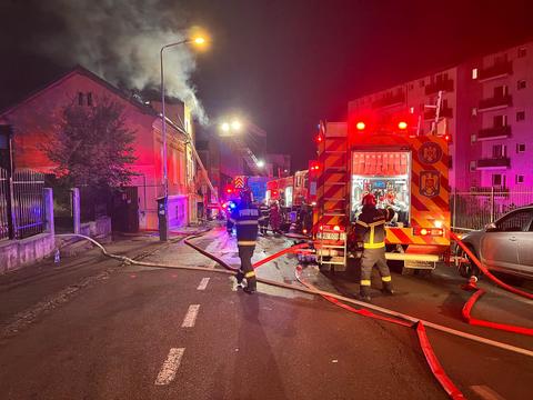 Incendiu la o pensiune din Hasdeu, în municipiul Cluj-Napoca/ Focul s-a extins la acoperişurile a două case învecinate/ Şase persoane au ieşit din pensiune/ Trei persoane, consultate după ce au făcut atac de panică - FOTO, VIDEO