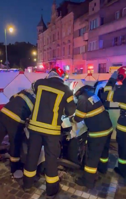 Braşov: Un autoturism a urcat pe un sens giratoriu şi a ajuns pe trotuar, unde a lovit trei pietoni/ Doi bărbaţi au murit, alţi doi - între care şoferul - fiind răniţi
