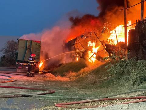 UPDATE - Constanţa: Incendiu puternic la un depozit de uleiuri/ A fost emis mesaj RO-Alert/ Două autospeciale de la ISU Tulcea, în sprijin - FOTO