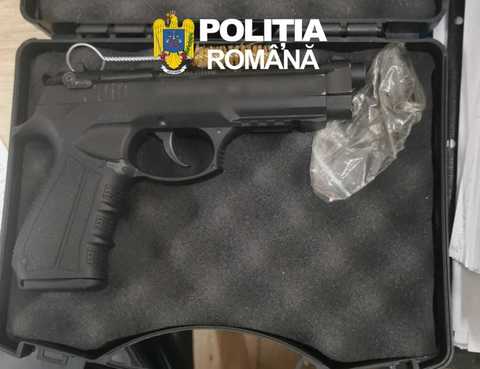Constanţa: Percheziţii la persoane bănuite că au introdus ilegal în ţară cinci arme neletale / Acestea ar fi făcut uz de armă în două ocazii / Trei bărbaţi au fost reţinuţi - FOTO