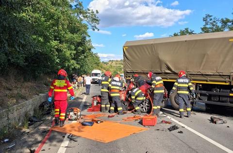 Trei morţi şi patru răniţi, într-un accident rutier produs în judeţul Mureş, în care au fost implicate un autocamion militar şi trei autoturisme - FOTO