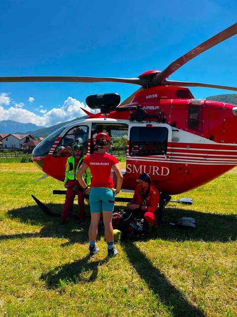 Intervenţie cu elicopterul SMURD pentru trolierea a patru persoane conştiente, dar epuizate, aflate în zona muntelui Moraru, din Buşteni