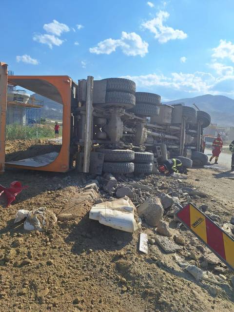 Un autocamion încărcat cu pământ s-a răsturnat pe Valea Oltului, în judeţul Sibiu / Circulaţie pe un singir fir, valorile de trafic fiind în creştere - FOTO
