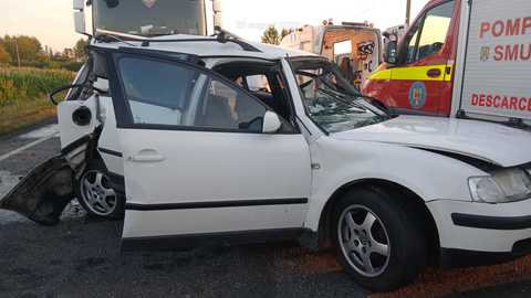 Doi adulţi şi un copil, transportaţi la spital după ce un autoturism şi un TIR s-au ciocnit, pe DN 6, în Caraş-Severin