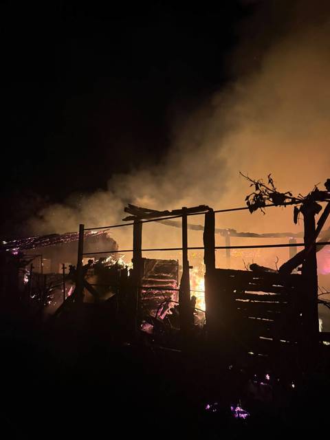 Cluj: Incendiu la o casă şi anexe, în comuna Floreşti/ Pompierii au intervenit cu mai multe autospeciale, împiedicând extinderea focului la alte trei locuinte - FOTO, VIDEO