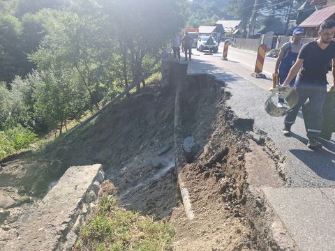 O porţiune din DN 10 s-a prăbuşit la Lunca Priporului, după spargerea unei conducte de apă / Traficul se desfăşoară pe un singur sens - FOTO