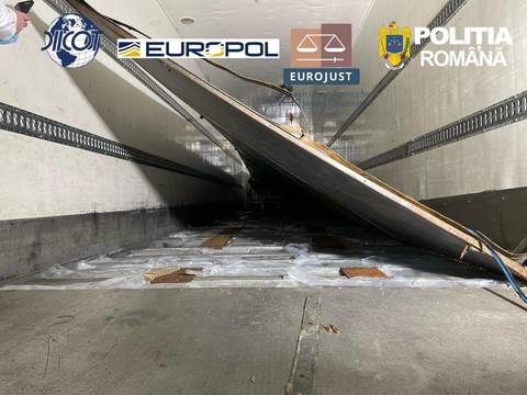 Şaisprezece percheziţii în Bucureşti şi în mai multe judeţe, într-un dosar vizând o grupare care ar fi transportat droguri pentru narco-traficanţi albanezi/ În timpul anchetei, autorităţile au confiscat peste 1,7 tone de droguri