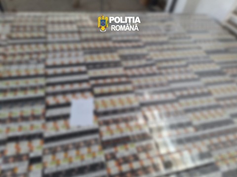 Peste 3,3 milioane de ţigarete, ascunse după peşte congelat şi cutii cu încălţăminte. Doi bărbaţi, reţinuţi la Buzău - FOTO, VIDEO