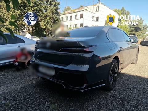 Şase bărbaţi şi o femeie, reţinuţi în dosarul vizând o grupare care ar fi transportat sute de kilograme de droguri pentru narco-traficanţi albanezi/ La percheziţii, poliţiştii au găsit 54 de monede din aur şi argint, un lingou, un ceas de lux şi bani