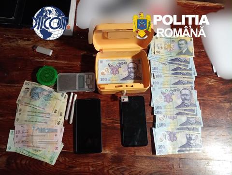 Arad: Un bărbat, o femeie şi un copil de 10 ani, membri ai aceleiaşi familii, făceau parte dintr-o reţea de trafic de droguri şi vindeau canabis / Zece persoane sunt cercetate, dintre care şapte au fost arestate preventiv