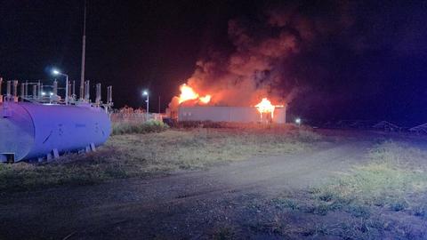 Buzău: Incendiu puternic la o hală pentru stocarea energiei electrice în baterii, la Stâlpu/ Pompierii intervin de la 200 de metri - FOTO, VIDEO