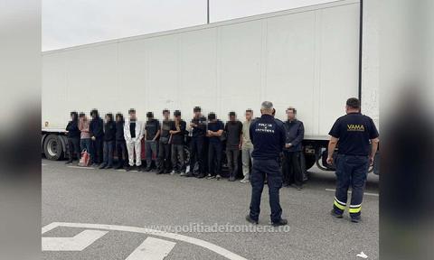 Migranţi din Iran şi Irak, găsiţi ascunşi într-un TIR înmatriculat în România şi condus de un turc, la intrarea în România. Oficial, autotrenul transporta apă şi şerveţele - FOTO