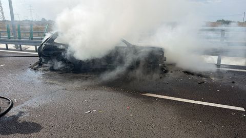 Un autoturism a ars complet după ce a derapat şi s-a izbit de parapet, pe marginea drumului expres 12, în judeţul Argeş. Şoferul şi pasagerul s-au salvat