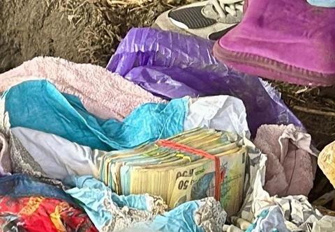 Aproape 200.000 de lei, găsiţi într-opaţi în curtea locuinţei unui presupus cămătar din Dâmboviţa, în urma unor percheziţii domiciliare/ Opt persoane, duse la audieri/ Şase dintre acestea sunt păgubiţi - FOTO, VIDEO