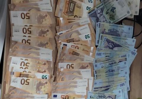 Persoană înşelată cu peste 600.000 de euro de cinci infractori care i-ar fi propus o afacere prin care să poată deconta o presupusă filă cec emisă de SUA în valoare de 50 de milioane de de dolari/ Percheziţii în Bucureşti şi mai multe oraşe