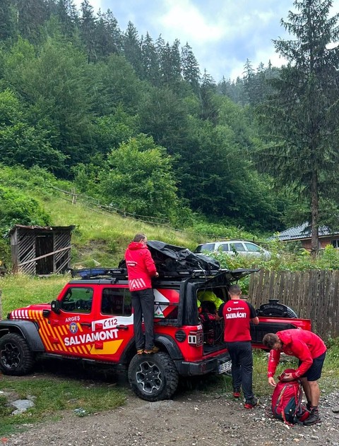 Acţiune a Salvamont Argeş în apropiere de Transfăgărăşan, pentru recuperarea a şase turişti străini care sunt în stare avansată de epuizare