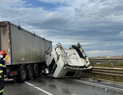 Accident rutier în care a fost implicat un autocamion, produs pe şoseaua de centură a municipiului Suceava / Şoferul maşinii de mare tonaj, preluat de un echipaj SMURD - FOTO