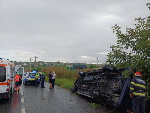 Iaşi - Microbuz cu 6 persoane, răsturnat. Doi pasageri, transportaţi la spital - FOTO