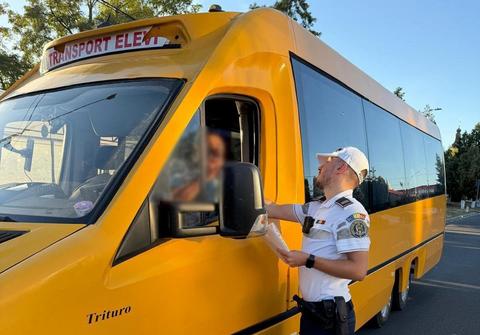 Timiş: Şofer de microbuz care ducea 14 elevi la şcoală, prins băut la volan/ Bărbatul a rămas trei luni fără permis de conducere - FOTO