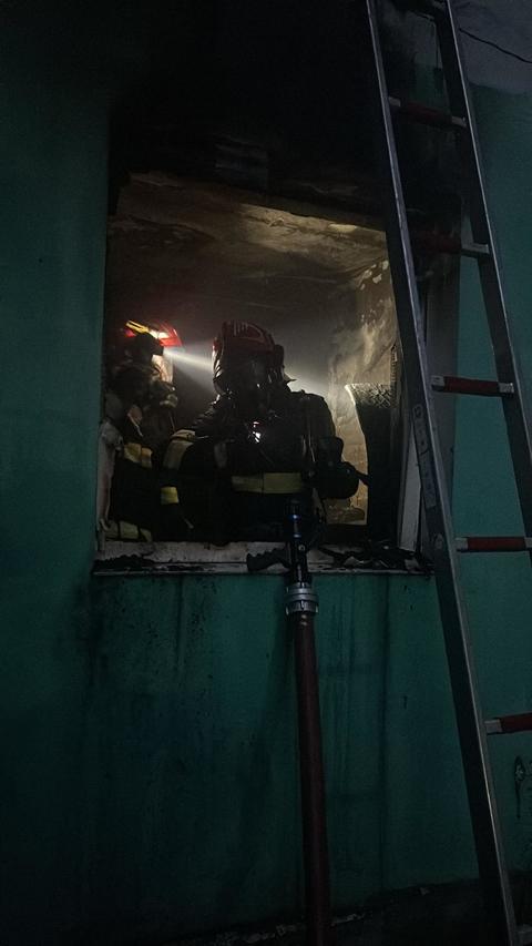 Incendiu într-un bloc din municipiul Sibiu/ 21 de persoane, evacuate de pompieri, alte 24 au ieşit singure