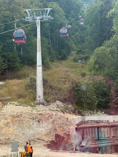 Funcţionarea telegondolei din Sinaia, sistată după ce un pilon al instalaţiei s-a deplasat „în afara parametrilor de siguranţă” din cauza unui şantier deschis pentru construirea unui hotel