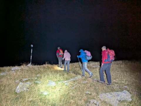 Operaţiune dificilă a salvamontiştilor pentru recuperarea a doi turişti, epuizaţi, pe care i-a prins noaptea pe traseul Lacul Călţun - Tunel Transfăgărăşan / După cinci ore, turiştii au fpst coborâşi în siguranţă / Recomandări