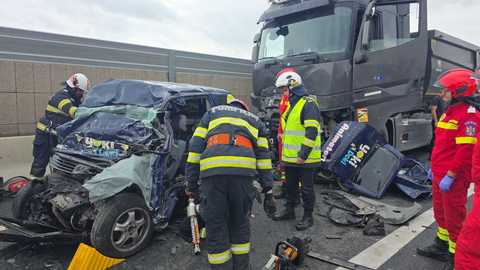 Vaslui: Doi morţi, după ce un autoturism s-a izbit frontal de un camion, pe centura municipiului Bârlad/ Traficul pe DN 24G, blocat complet