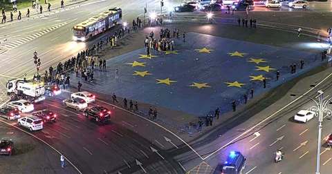 Cătălin Predoiu: Piaţa Victoriei şi bulevardele din jur au fost redate circulaţiei, iar ordinea publică a fost restabilită / Violenţa, agresarea forţelor de ordine şi transformarea unui protest într-o confruntare de stradă nu pot fi acceptate
