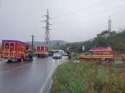 Sălaj: Un microbuz şcolar, un autoturism şi un camion, implicate într-un accident rutier în Jibou/ Opt copii şi trei adulţi, evaluaţi medical la locul accidentului - FOTO